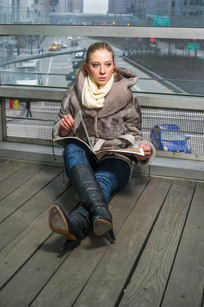 Piękna Młoda Kobieta Siedzi Podłodze Przy Szklanej Ścianie Czytając Myśląc — Zdjęcie stockowe