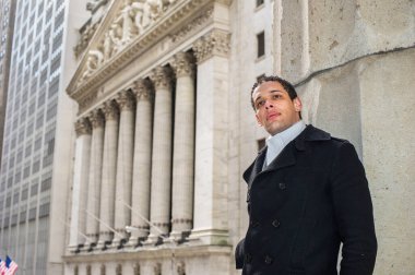 Genç bir üniversite öğrencisi iş yerinin dışında duruyor ve dört gözle bekliyor.