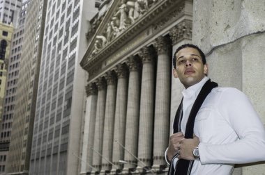 Genç bir üniversite öğrencisi iş yerinin dışında duruyor ve dört gözle bekliyor.