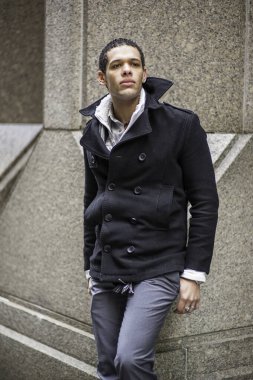 Genç bir üniversite öğrencisi dışarıda duruyor ve savaş istiyor.