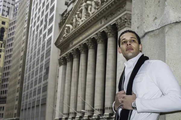 Genç bir üniversite öğrencisi iş yerinin dışında duruyor ve dört gözle bekliyor.