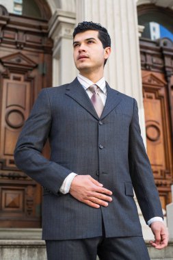 Resmi olarak genç bir işadamı gibi giyinmek bir ofis binasının önünde dikilip ileriye bakmaktır..