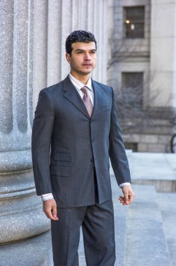 Gözyaşlarına boğulmuş genç yakışıklı bir adam dışarıda duruyor ve savaş arıyor.