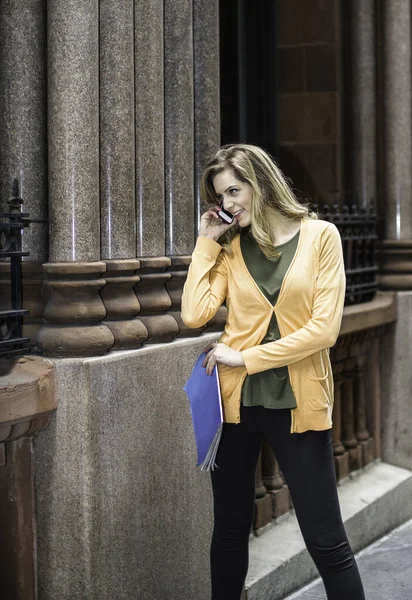 Тримаючи Журнал Стоячи Межами Молодої Красивої Жінки Робить Телефонний Дзвінок — стокове фото