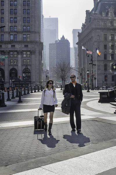 Two Travelers Walking Street Background High Buildings New York City — Stock fotografie
