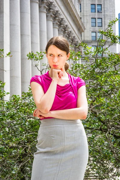 Bizneswoman Jest Sfrustrowany Stojąc Przed Budynkiem Biurowym Bardzo Szalony — Zdjęcie stockowe