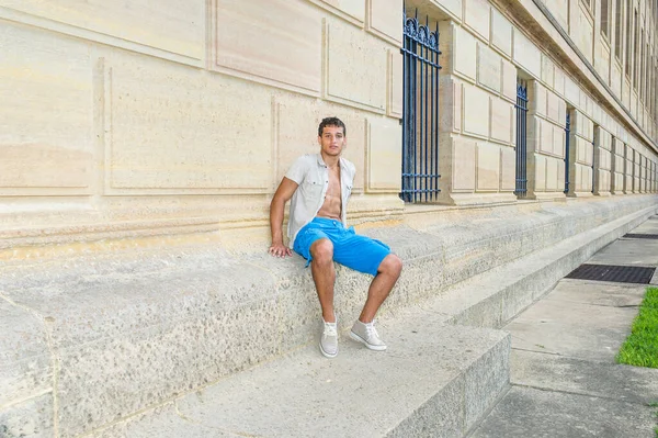 Klänning Järn Kort Ärm Skjorta Blå Shorts Och Sneakers Ung — Stockfoto