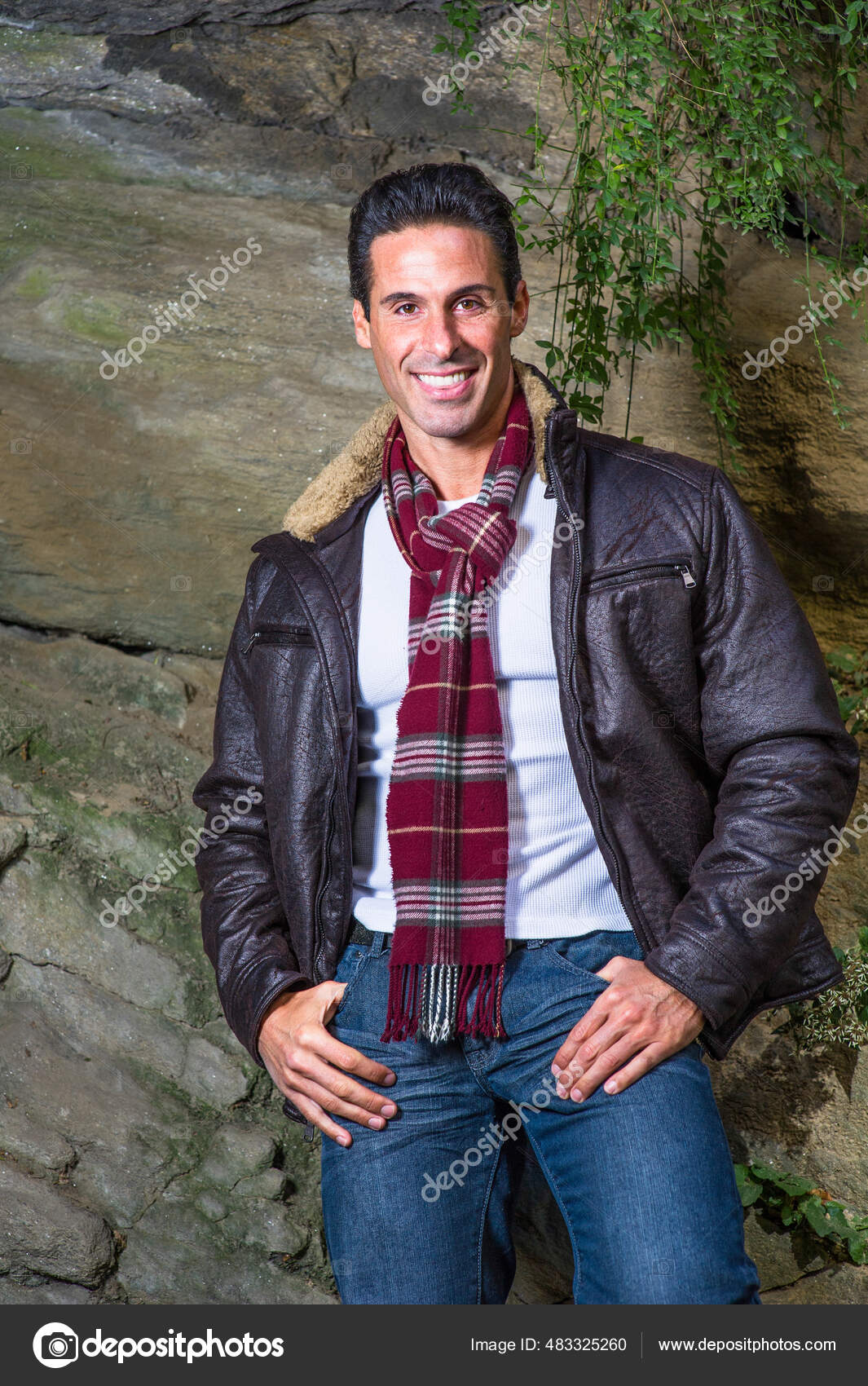 Vêtir D'une Veste Cuir D'une Longue Écharpe D'un Pull Blanc