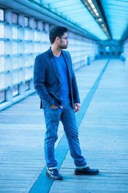 Mavi yün ceket, kazak, kot pantolon, deri ayakkabı, gözlük takan genç ve yakışıklı bir profesör kampüste yürürken şöyle düşünür:.