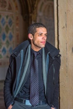 Genç yakışıklı bir öğrenci bir antik mimari sit etrafında durulması