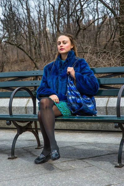 Dressing Blue Faux Fur Coat Patterned Dress Skirt Black Leggings — Foto de Stock