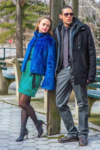 Dressing Heavily Girl Guy Met Chilling Winter — Stok fotoğraf