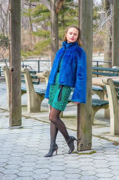 Ubieranie Się Niebieskie Futro Rozmiar Kurtki Wzorzysta Sukienka Legginsy Skóra — Zdjęcie stockowe