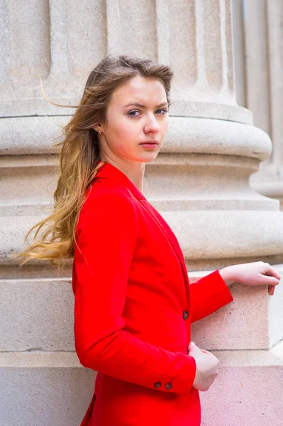 Vestida Con Una Chaqueta Roja Ropa Interior Blanca Una Adolescente —  Fotos de Stock