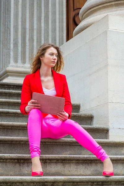 Ubieranie Się Czerwoną Marynarkę Różowe Spodnie Buty Blondynka Nastolatka Siedzi — Zdjęcie stockowe