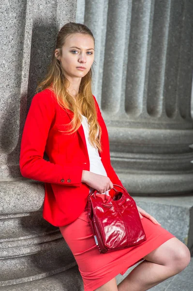 Klänning Röd Blazer Vit Underkläder Hålla Handväska Står Ung Blond — Stockfoto