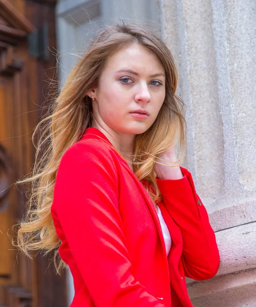 Usando Una Chaqueta Roja Una Adolescente Rubia Está Parada Afuera —  Fotos de Stock