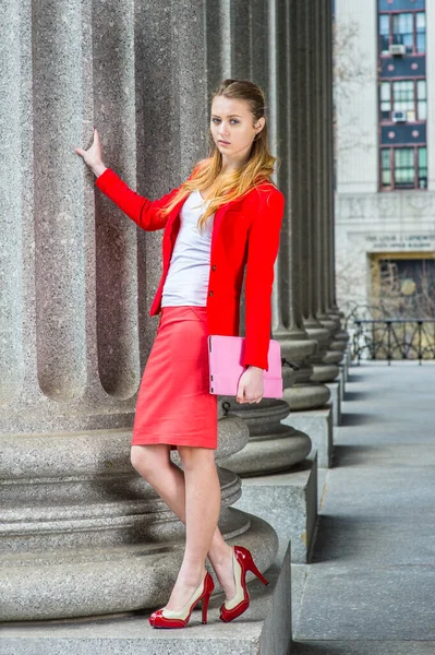 Modeflickan Klänning Röd Blazer Vita Underkläder Röd Kjol Öppna Tår — Stockfoto
