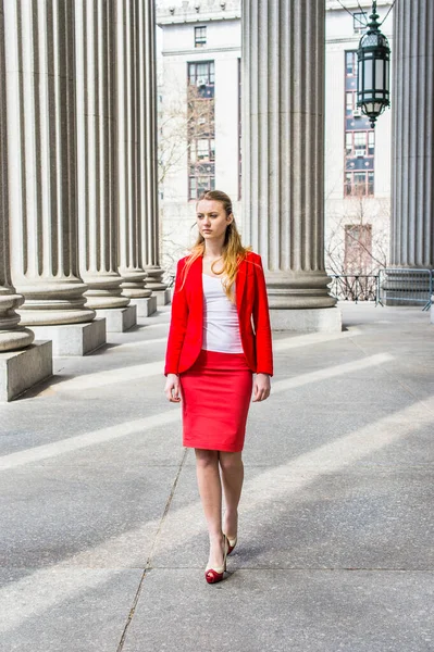 キャンパスを歩く大学生 白い下着 赤いブレザー 明るい赤いスカート 若い十代の女の子の服を着てオフィスビルの外を歩いている — ストック写真