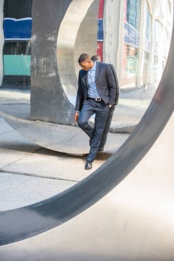 Genç bir adam aynaya bakıyor ve derin düşüncelere dalıyor.