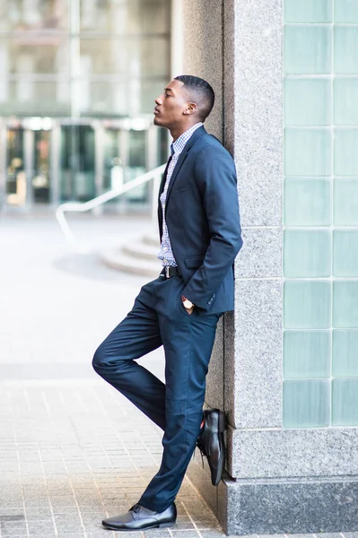 Contra Una Pared Joven Negro Está Pensando Profundamente Afuera — Foto de Stock