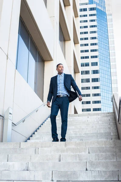 Joven Apuesto Hombre Negocios Negro Está Bajando Por Escalones Desde — Foto de Stock