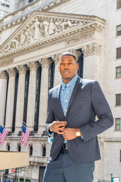 Joven Hombre Negocios Negro Está Parado Fuera Edificio Oficinas Con — Foto de Stock