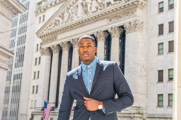 Молодой Черный Бизнесмен Стоит Перед Офисным Зданием Уверенно Глядя Будущее — стоковое фото