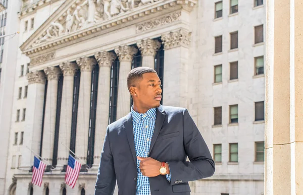 Joven Hombre Negocios Negro Está Parado Fuera Edificio Oficinas Con — Foto de Stock