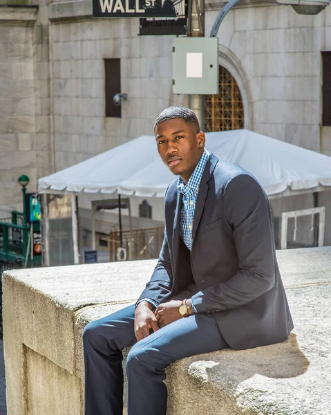 Joven Hombre Negocios Negro Está Sentado Afuera Para Tomarse Descanso — Foto de Stock