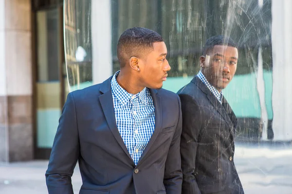 Joven Hombre Negocios Afroamericano Con Chaqueta Azul Camisa Estampada Pie — Foto de Stock