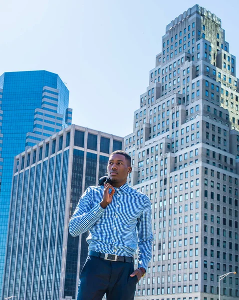 Quitándose Chaqueta Joven Hombre Negocios Negro Está Pie Frente Distrito — Foto de Stock