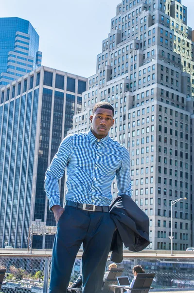 Знімаючи Куртку Молодий Чорний Бізнесмен Стоїть Перед Зайнятим Діловим Районом — стокове фото
