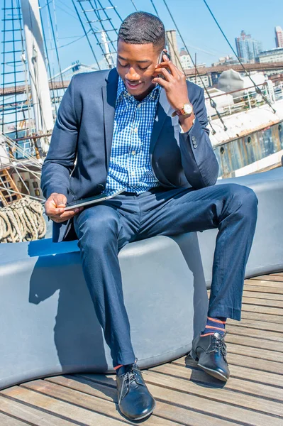 Mirando Una Tableta Regazo Joven Hombre Negocios Negro Está Sentado — Foto de Stock