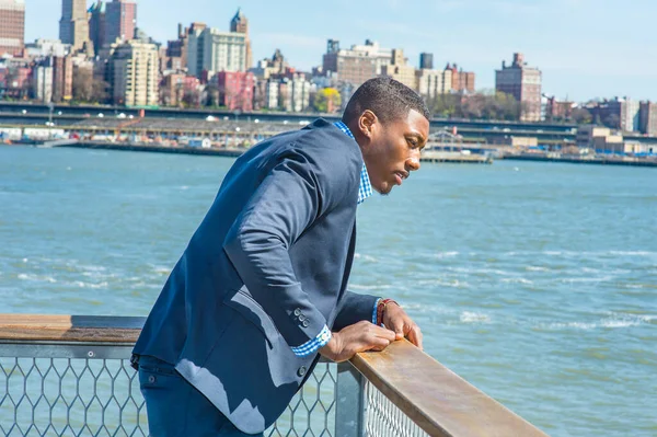 Молодой Черный Бизнесмен Стоит Реки Нью Йорке Смотрит Вниз — стоковое фото