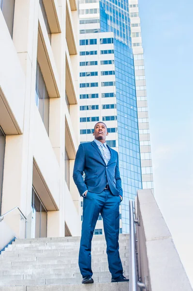 Joven Hombre Negocios Negro Guapo Está Parado Fuera Edificio Negocios — Foto de Stock