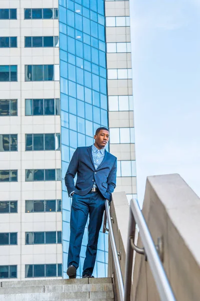 Joven Hombre Negocios Negro Guapo Está Parado Fuera Edificio Negocios — Foto de Stock