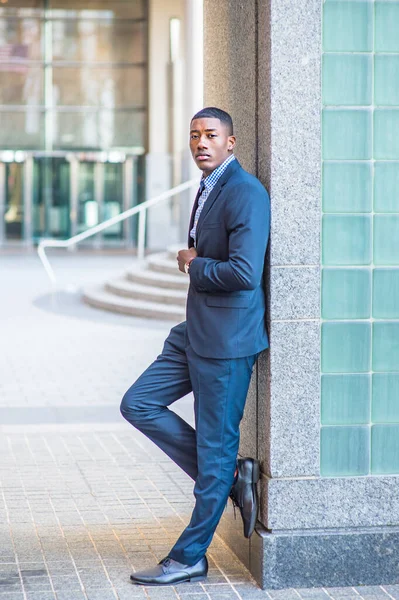 Contra Una Pared Joven Negro Está Relajando Pensando — Foto de Stock