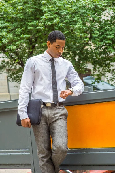 Mladý Pohledný Černý Obchodník Bílé Košili Černé Kravatě Šedých Kalhotách — Stock fotografie
