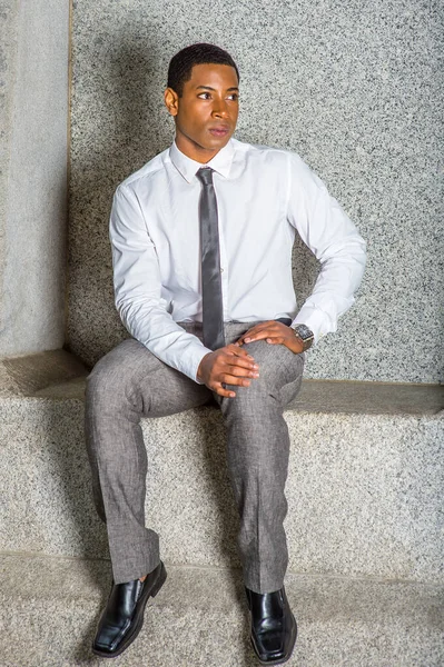 Ubieranie Się Białą Koszulę Czarny Krawat Szare Spodnie Skórzane Buty — Zdjęcie stockowe