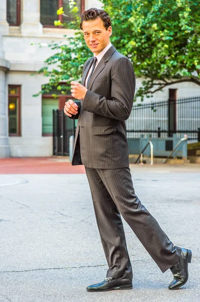 Usando Una Chaqueta Rayas Negras Pantalones Corbata Zapatos Cuero Joven — Foto de Stock