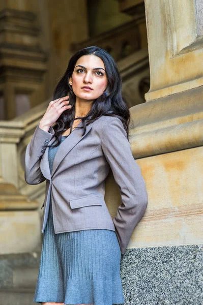 Vestida Com Uma Malha Cinza Sob Vestido Uma Jaqueta Uma — Fotografia de Stock