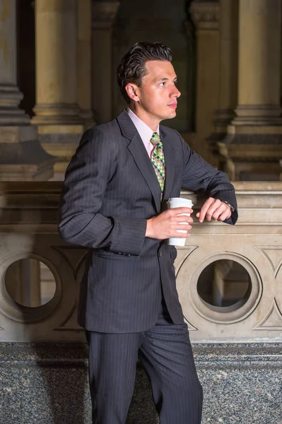 Vestido Formalmente Sosteniendo Una Taza Café Joven Empresario Está Pie — Foto de Stock