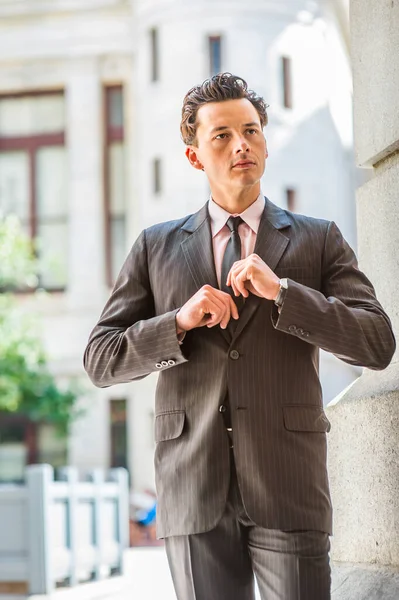 Vestirse Formalmente Dos Manos Enderezando Una Corbata Joven Hombre Negocios — Foto de Stock