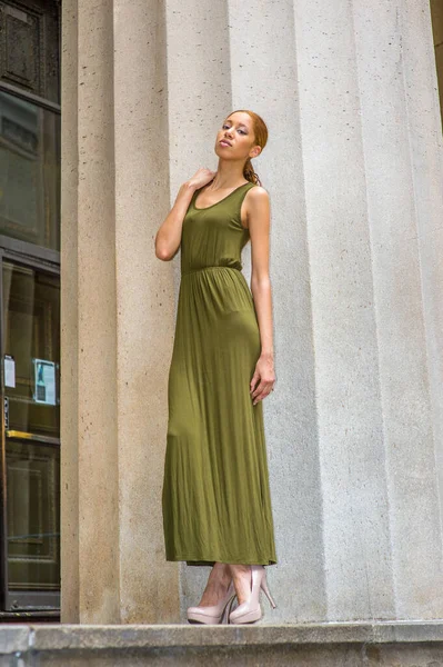 Ubieranie Się Zieloną Sukienkę Maxi Tank Kremowe Wysokie Obcasy Skrzyżowanie — Zdjęcie stockowe
