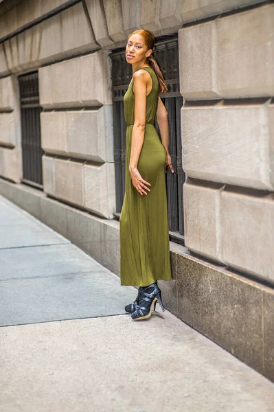 Ακολουθώντας Ντύνοντας Ένα Πράσινο Μακρύ Maxi Tank Φόρεμα Μια Νεαρή — Φωτογραφία Αρχείου