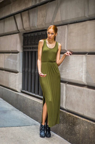 Kobieta Czeka Twój Telefon Ubieranie Się Zieloną Długą Sukienkę Maxi — Zdjęcie stockowe