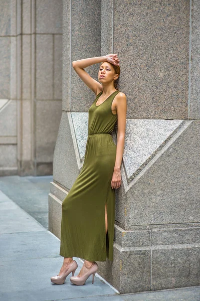 Kvinnan Som Slappnar Utanför Klä Sig Grön Maxi Tank Dress — Stockfoto