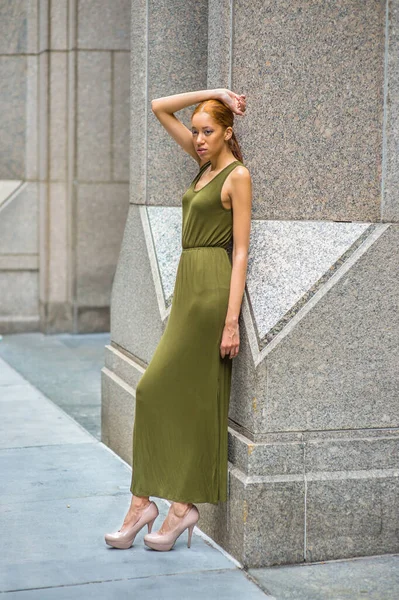 Kvinnan Som Slappnar Utanför Klä Sig Grön Maxi Tank Dress — Stockfoto