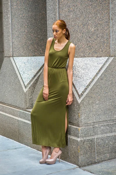 Kobieta Relaksuje Się Zewnątrz Ubieranie Się Zieloną Sukienkę Maxi Tank — Zdjęcie stockowe